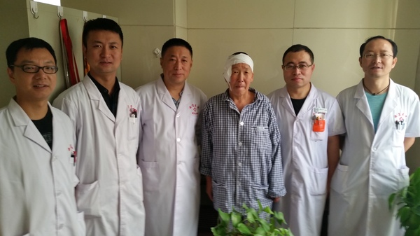 表达了一位蒙族患者对送健康给自己的西京医院神外科医护人员的无比
