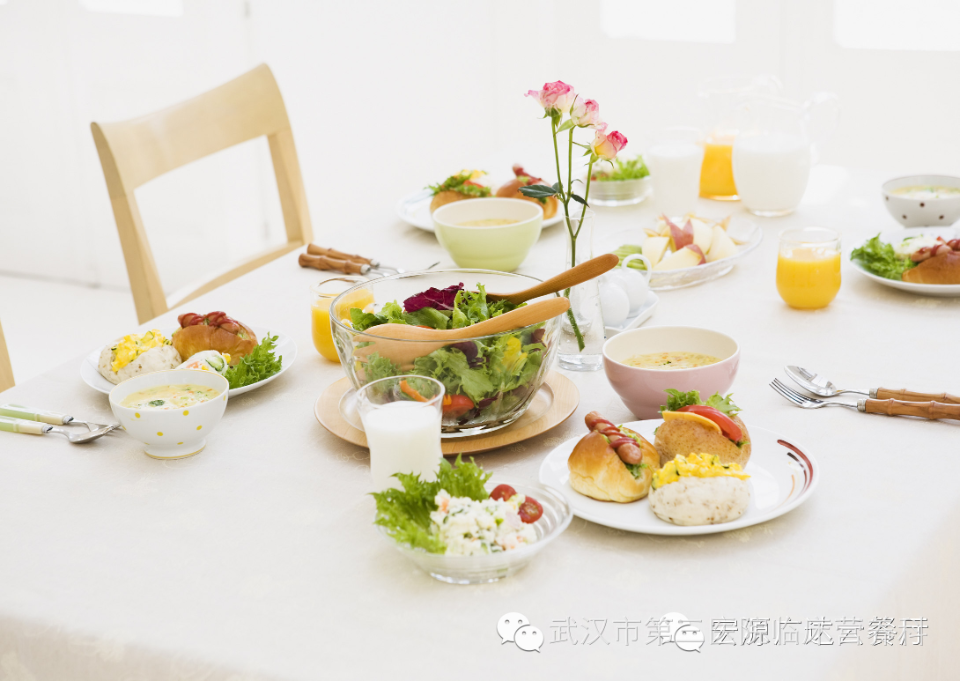 哺乳期妈妈每日饮食安排(哺乳期妈妈一日三餐菜谱窍门)-第1张图片-鲸幼网