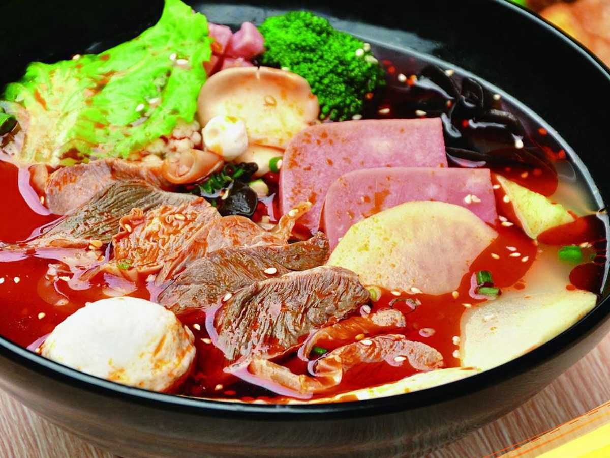 一,不宜吃辛辣刺激性食物 麻辣烫的口味以辛辣为主,虽然能很好地刺激