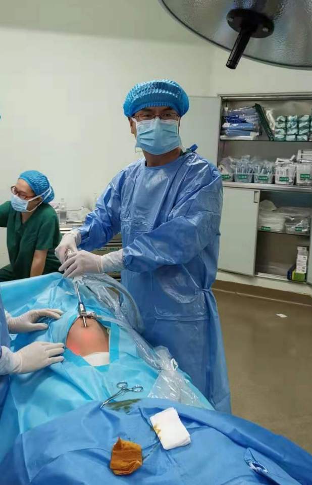 余强主任团队在腹腔镜微创手术中小儿右侧腹股沟疝(腹腔镜观察)同时