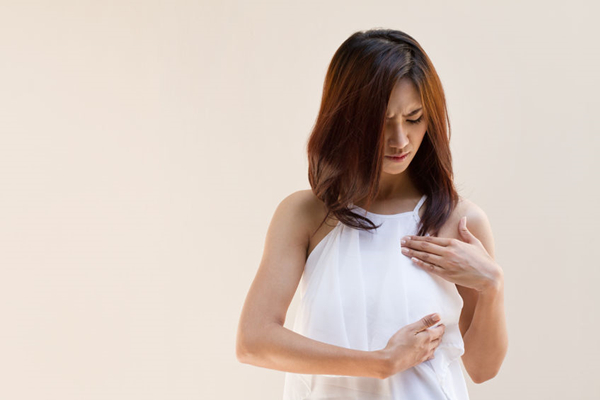 子在青春期时(一般在9—13岁),月经来潮前2—3年,乳房会优先开始发育